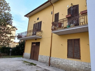 Casa Indipendente in vendita a Spoleto via Montarello