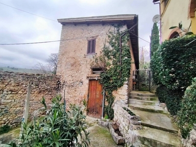 Casa Indipendente in vendita a Spoleto via Semina