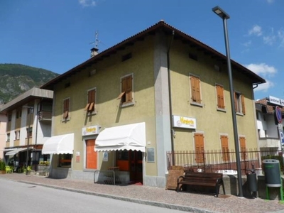 Casa Indipendente in vendita a Tione di Trento via III novembre