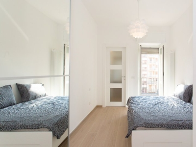 Elegante camera in appartamento con 2 camere da letto a Morivione, Milano