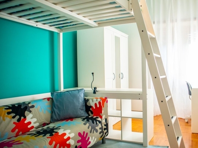 Luminosa camera in affitto in appartamento con 4 camere da letto a Trieste