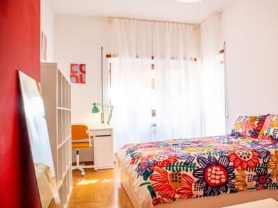 Luminosa camera in affitto in appartamento con 5 camere da letto a Trieste