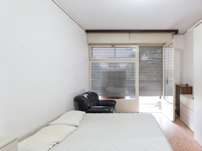 Luminosa stanza in affitto a Lampugnano, appartamento a 3 camere da letto a Milano