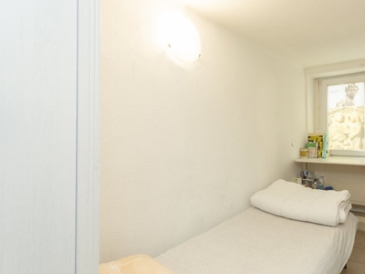 Luminosa stanza in un appartamento condiviso in Morivione, Milano