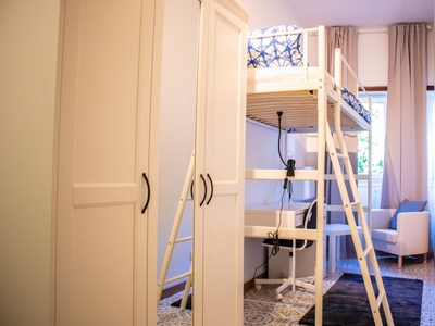 Moderna camera in affitto in appartamento con 4 camere da letto a Trieste
