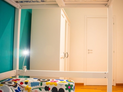 Moderna camera in affitto in appartamento con 5 camere da letto a Trieste