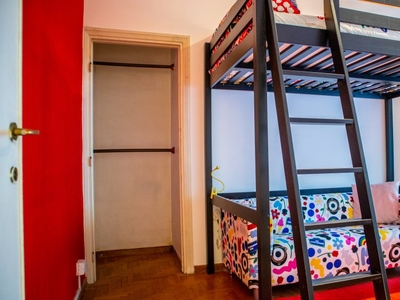 Spaziosa camera in affitto in appartamento con 4 camere da letto a Trieste