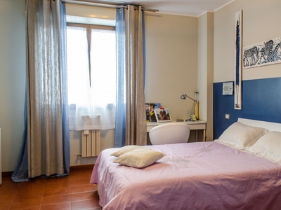 Stanza con bagno in affitto, appartamento con 3 camere da letto, Ostiense, Roma