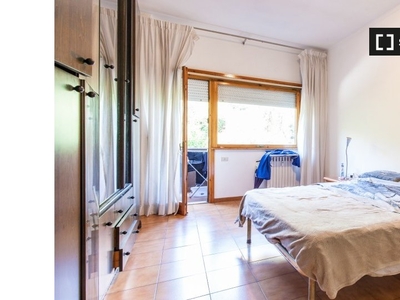 Stanza in affitto in appartamento con 5 camere da letto a Ostiense, Roma