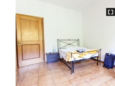 Stanza in affitto in appartamento con 5 camere da letto a Ostiense, Roma