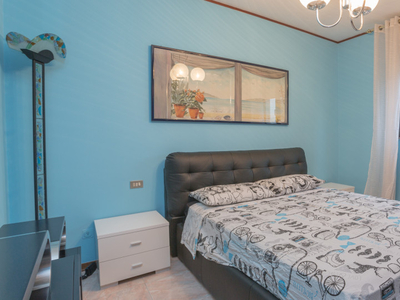 Stanza privata in appartamento con 2 camere da letto a Cesano Boscone, Milano