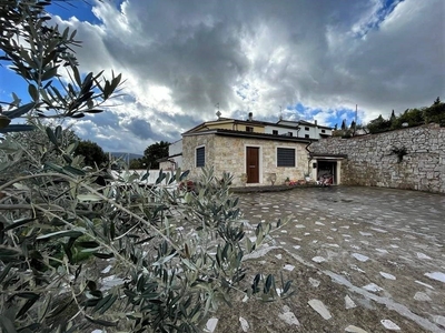 Villa in vendita a Gualdo Cattaneo via Collesecco