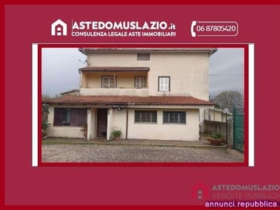 Appartamento in villa all'asta sito a