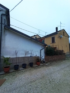 Casa semi indipendente abitabile in zona Codisotto a Luzzara