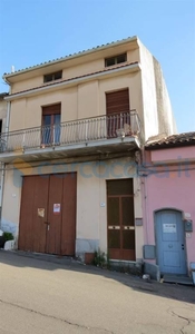 Casa semi indipendente da ristrutturare, in vendita in Via Cancelliere, Zafferana Etnea