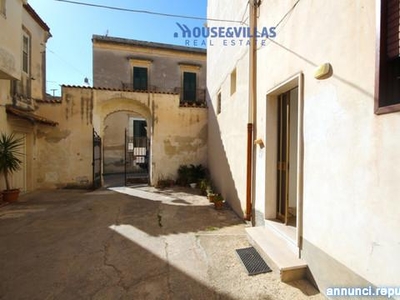 House&villas Real Estate propone in vendita