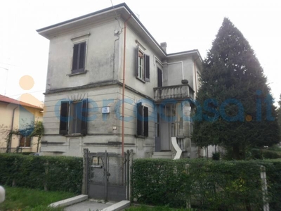 Villa da ristrutturare, in vendita a Suzzara