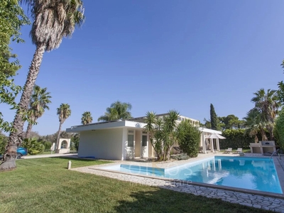 Villa in vendita ad Oria, 4+ camere, piscina e giardino