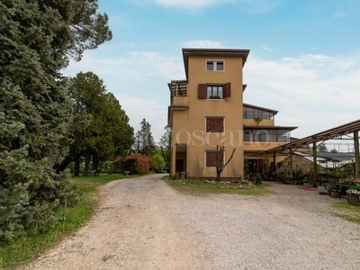 Villa Plurifamiliare a Aviano in Via Vittorio Veneto