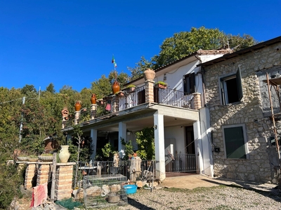 Casa indipendente con terrazzo a Torre Cajetani