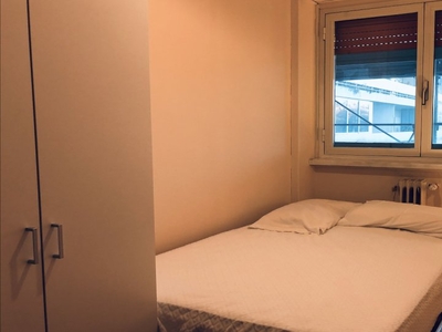 Stanza accogliente in affitto in appartamento con 5 camere da letto a Portuense