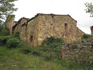 Antico complesso rurale in vendita in zona di alto pregio ambientale, con vista panoramica