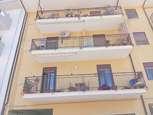 Appartamento con due balconi, piazza Ventimiglia, Lascari