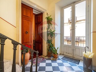 Appartamento in Affitto a Catania, zona Centro Storico, 1'400€, 187 m², arredato