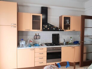 Appartamento in Affitto a Macerata, zona Semicentrale, 220€, 129 m², arredato