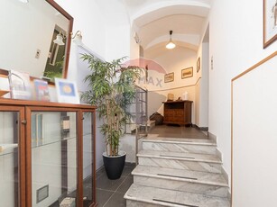 Appartamento in Vendita a Catania, zona Borgo, 500'000€, 370 m²