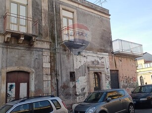 Appartamento in Vendita a Catania, zona Cibali, 75'000€, 200 m²