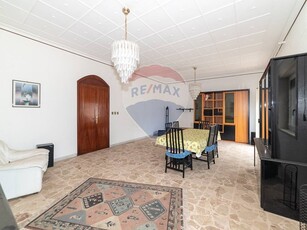 Appartamento in Vendita a Catania, zona San Giorgio, 110'000€, 167 m²