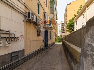 Appartamento in Vendita a Catania, zona Via S. Euplio - S.M. Gesù, 180'000€, 165 m²