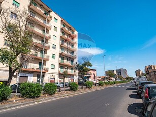 Appartamento in Vendita a Catania, zona Zona centro, 129'000€, 145 m²