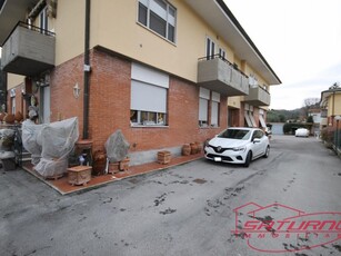 Appartamento in Vendita a Lucca, zona Ponte a Moriano, 145'000€, 120 m², con Box