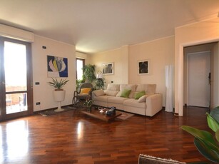 Appartamento in Vendita a Lucca, zona Sant'Anna, 450'000€, 100 m², con Box