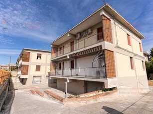 Appartamento in Vendita a Siracusa, zona Teracati Grotticelle, 115'000€, 140 m², con Box