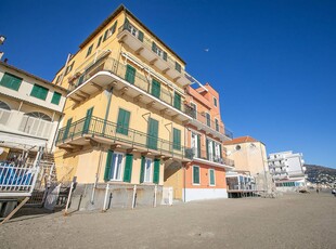 Appartamento sulla spiaggia con aria condizionata, cucina, balcone e internet