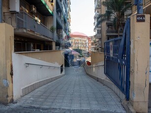 Attività commerciale in Affitto a Catania, zona Zona centro, 3'200€, 963 m²