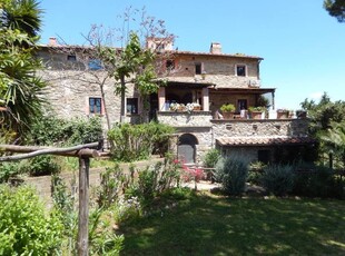 Borgo Rustico in Vendita a Suvereto con Vista Mare e Terreno