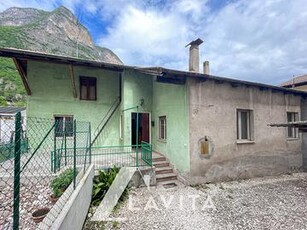 Casa con terreno a Roveré della Luna