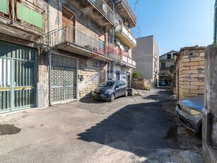 Casa Indipendente in Vendita a Catania, zona Via Leucatia - via del Bosco, 120'000€, 170 m²