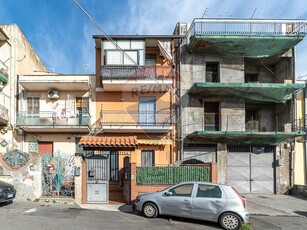 Casa Semi Indipendente in Vendita a Catania, zona Zona periferica, 118'000€, 142 m²