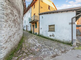 Casa vacanza con terrazza sul fiume, TV e congelatore, 1 km dal Serchio, 600 m da Al Laghetto.