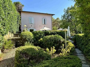 Elegante Casa con Terrazza, Giardino Privato e Piscina in Vendita a Marciana Marina, Toscana