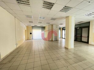 Immobile commerciale in Affitto a Benevento, zona Centro, 950€, 100 m²