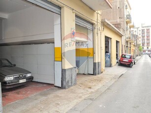 Immobile commerciale in Vendita a Catania, zona Ognina, 290'000€, 442 m²