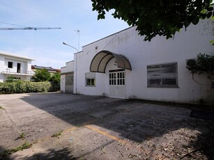 Immobile commerciale in Vendita a Pordenone, zona Roraigrande, 238'000€, 505 m²