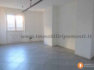 Locale Commerciale in Affitto ad Lecco - 680 Euro