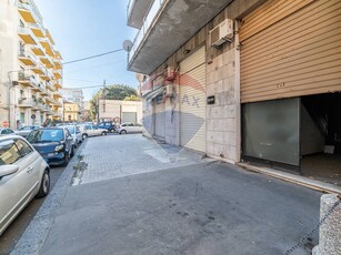Negozio in Affitto a Catania, zona Centro Storico, 400€, 61 m²